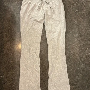 Ljusgrå set från Nelly  - Fin grå utsvängda mjukisbyxor ifrån Nelly, storlek xs 