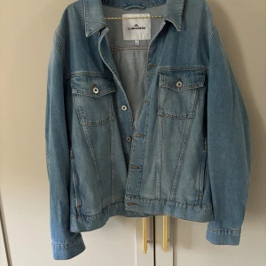 Jeansjacka J.Lindeberg - Jeansjacka från J.Lindeberg modell Ran Cali i väldigt fint skick. Använd max 10ggr. Upplevs som ganska liten i storleken. Strl XL.
