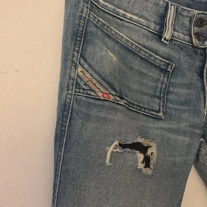 Ihåliga dielsel jeans  - Super snygga jeans från dielsel med ihåliga detaljer i storlek 29, super snygga vid mått är det bara att skriva till mig 🫶🏼 