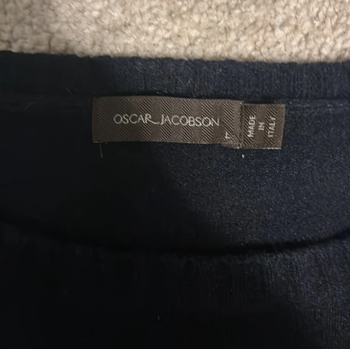 Snygg mörkblå stickad tröja från Oscar Jacobson  - 1