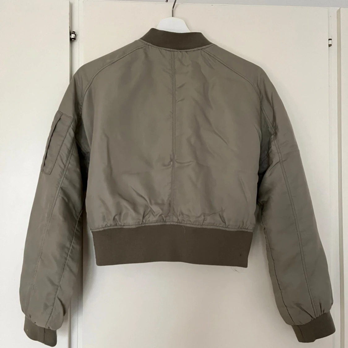 Olivgrön croppad bomberjacka från H&M - 2