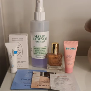 Skönhetskit - Skönhetskit med Mario Badescu face mist, Nuxe (skimrande guldolja i glasflaska), Byoma Brighten Eye Gel (rosa tub), samt foundationprov från Giorgio Armani. Perfekt för dig som vill ha glow och fräsch hy. Säljer ett kitt med lite skönhetsprodukter och tester, perfekt för dig som vill testa.