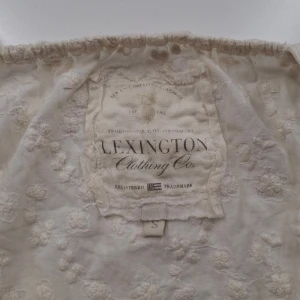 Topp - Säljer en fin vit topp!🙌🏼 använd 1 gång💋💋 priset kan diskuteras vid snabbaffär!!❣️