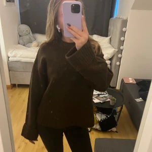Brun stickad tröja från Gina Tricot - Mysig brun stickad tröja från Gina Tricot som är oanvänd och med prislapp. Storlek Xs. 