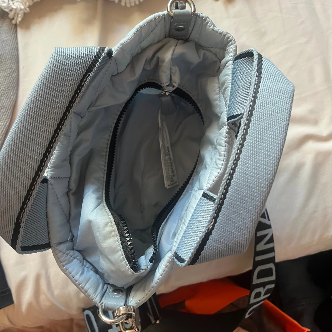 Ljusgrå quiltad axelväska med bred rem - 2