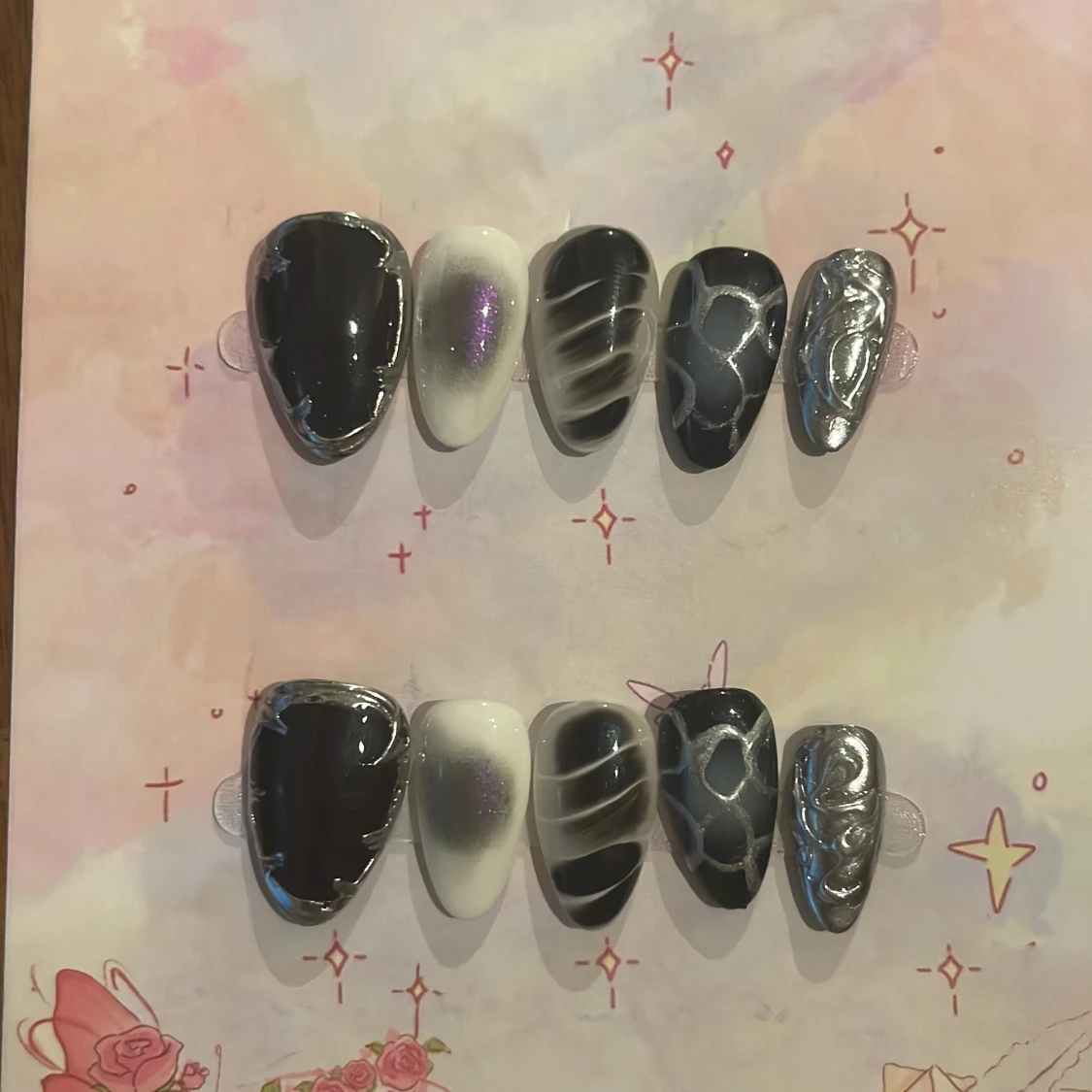 M - Svarta och silvriga press-on naglar - 1