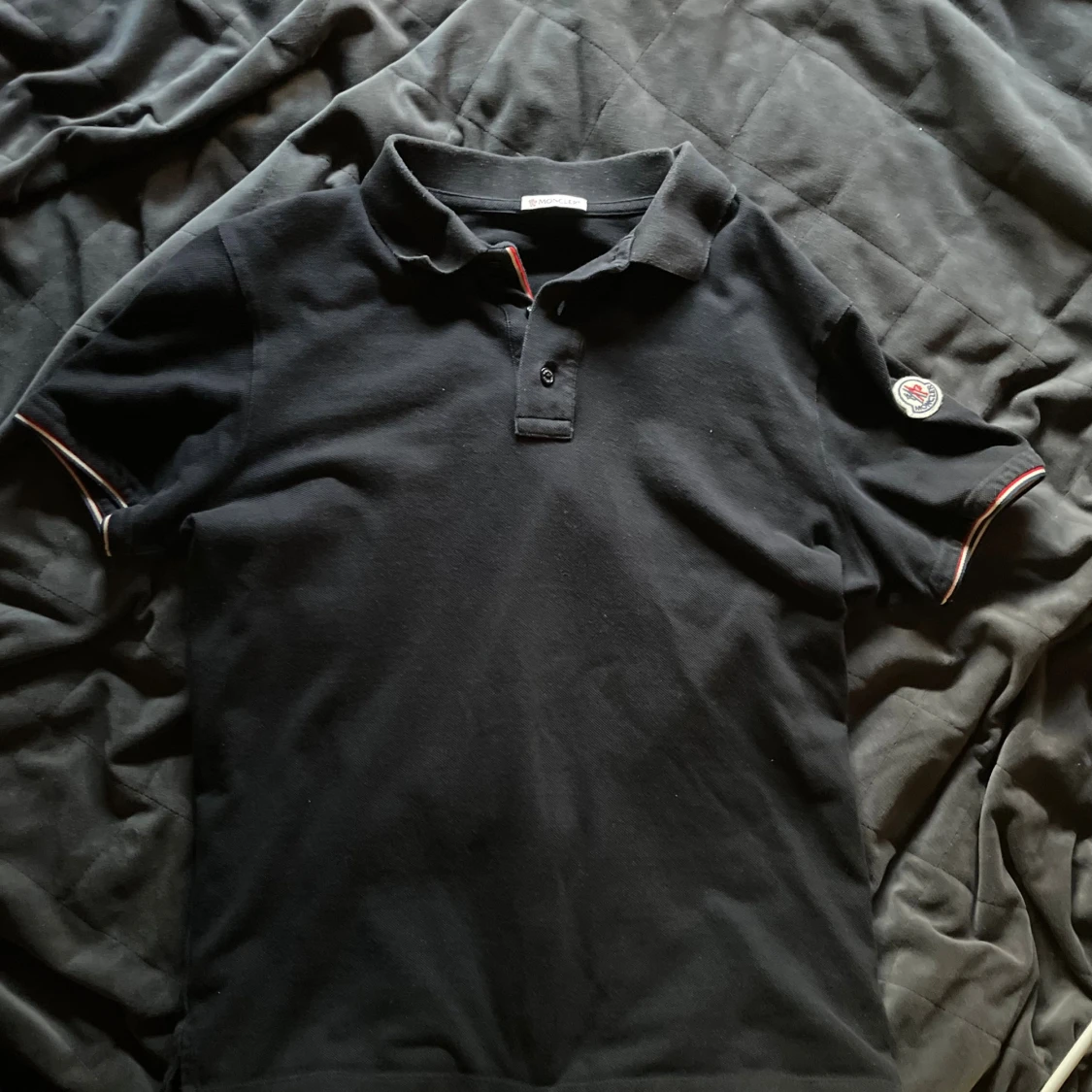 Svart pikétröja från Moncler