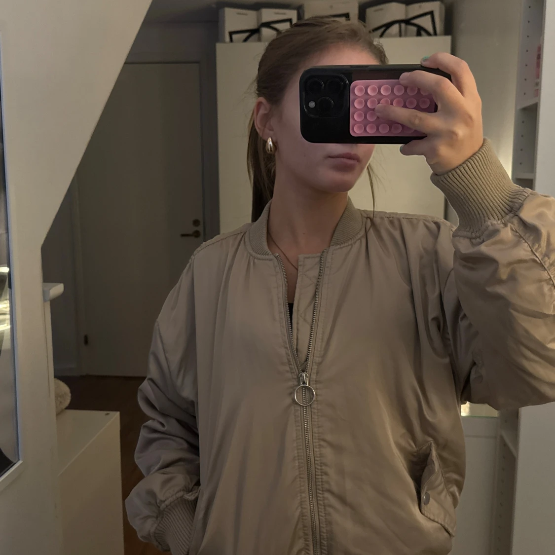 Beige bomberjacka med dragkedja - 1