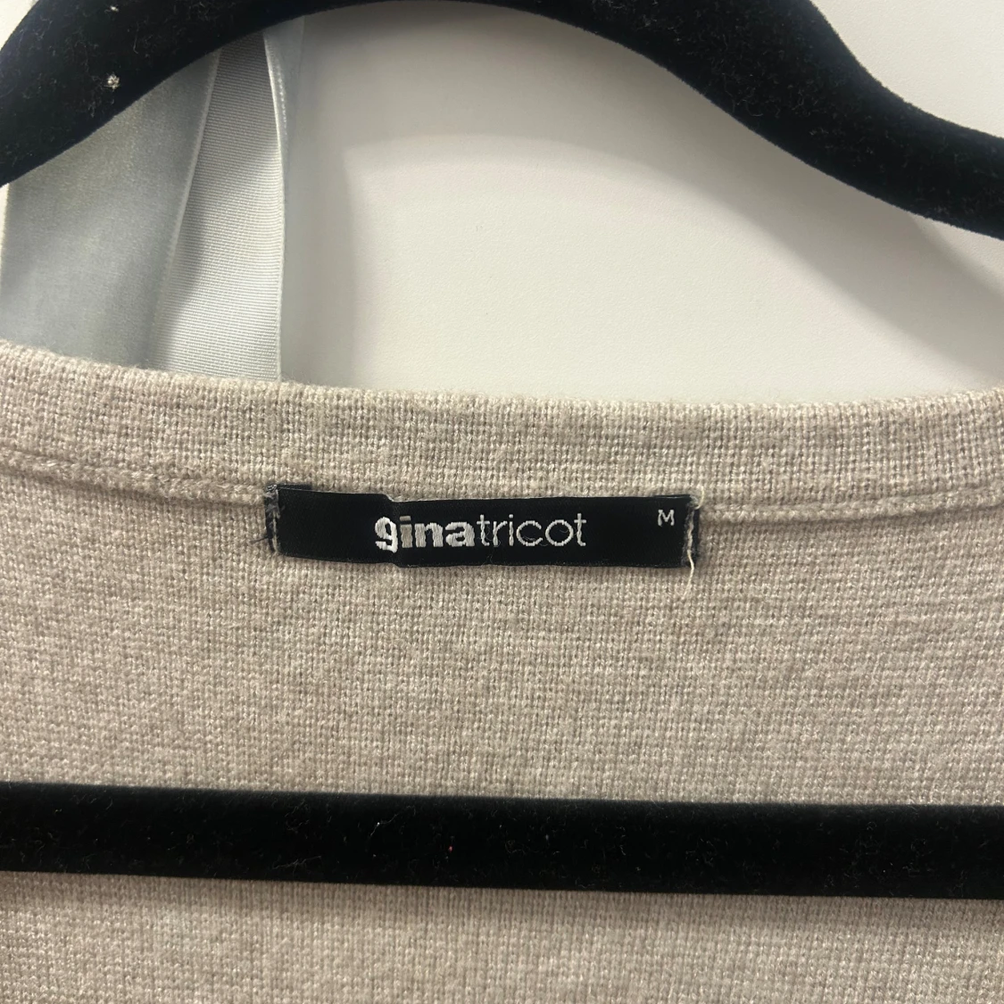 Beige kofta med knappar från Gina Tricot - 1