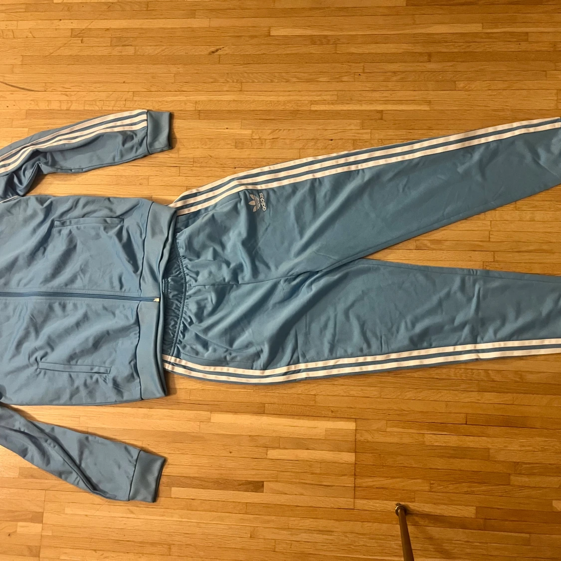 Adidas blå ziptröja med vita ränder retro