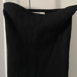 Svart ribbad bandeau tubtopp - Svart bandeau topp med jättefin brodering!!