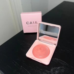 Blush från CAIA - CAIA glow blush i färgen Wild Strawberry. Använd men det har inte blivit en platt yta än så inte så gammal. Nypris: 295kr.