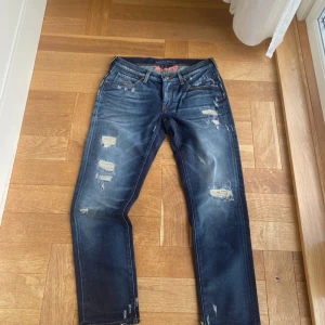 Jacob Cohen jeans - Snygga Jacob Cohen jeans i mycket bra skick. Använda bara några gånger då midjan är lite för stor. Jeansen kommer med alla necessärer och Jacob Cohen påsen. Midjan passar w28-29. Hör av dig vid funderingar och mått.