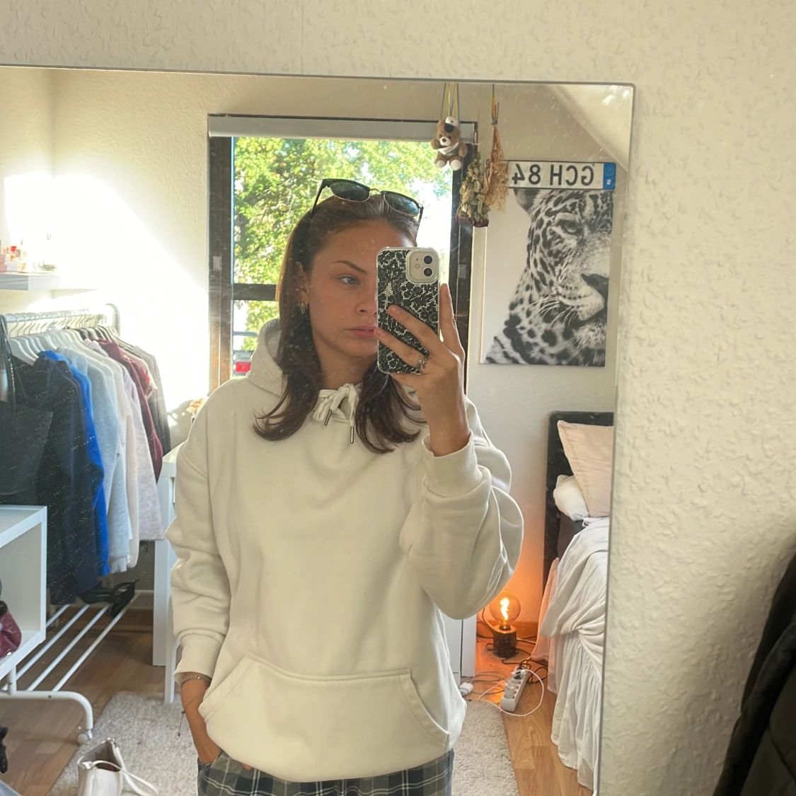 Vit hoodie med tryck ”do milfs not drugs” - 1