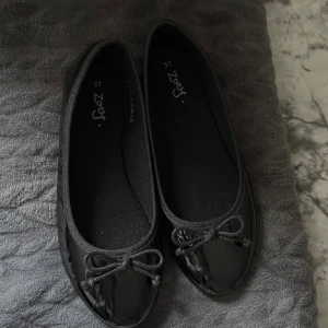 Ballerinaskor - Hyfsat oanvända ballerinaskor tror dom är från skopunkten och är i storlek 37, säljes då dom inte kommer till någon användning🤍