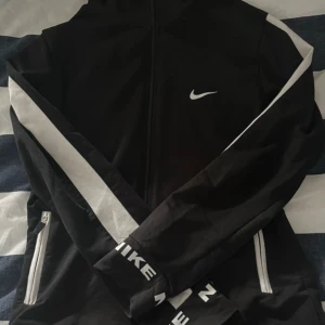 Nike zip up - En Nike zip up tränings kofta med fickor, väldigt bra skick. Känns som ny.❣️
