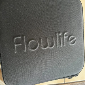 Massagepistol  - Säljer en Flowgun Pocket massagepistol. Perfekt liten modell för snabb muskelavslappning efter träning eller i vardagen — lätt att ta med i väskan. Massagepistolen fungerar fint och kommer i sitt originaletuui med tillbehör.