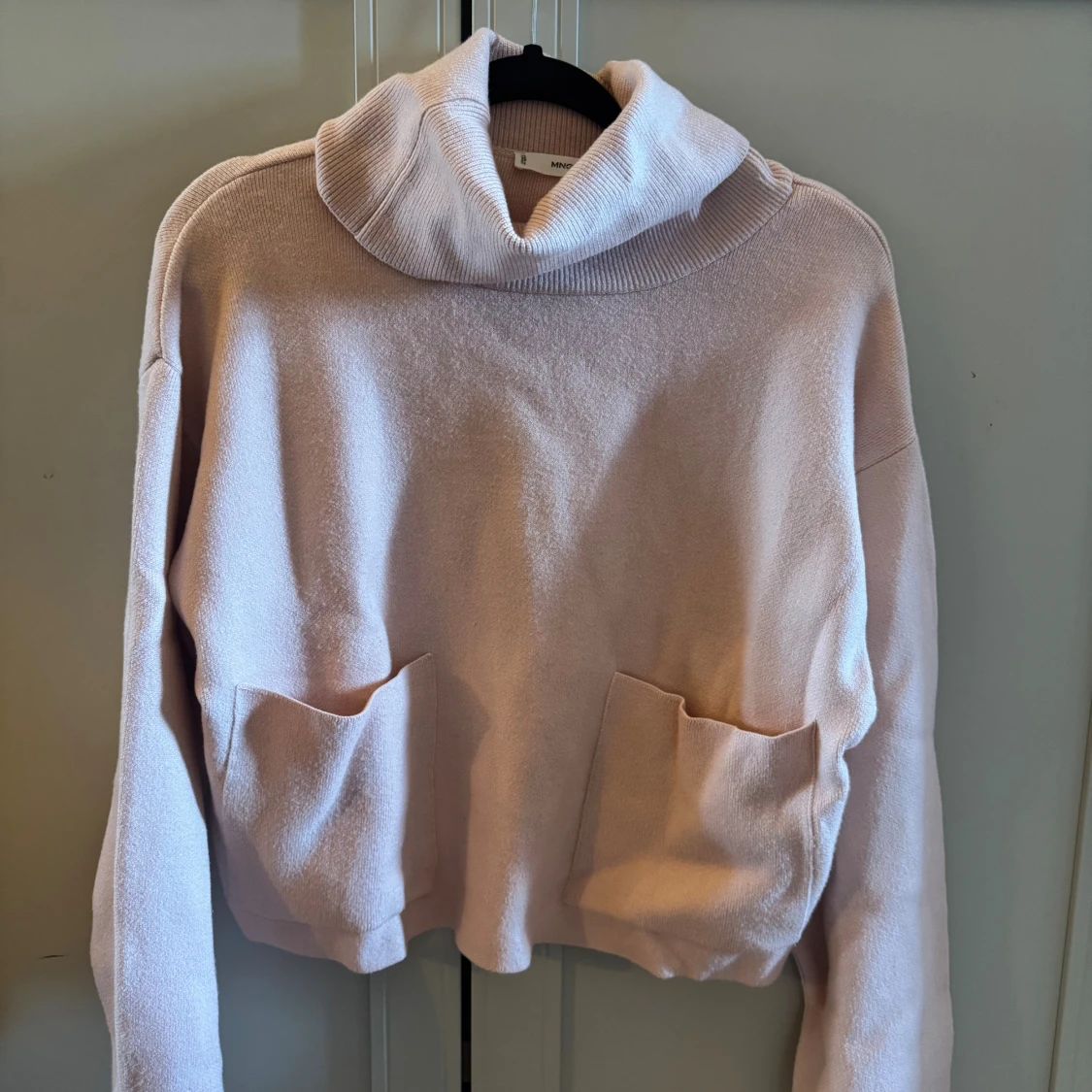 Ljusrosa polotröja med fickor