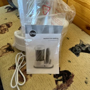 EPIQ Hot Dog Maker 900101407 - EPIQ Hot Dog Maker 900101407, ny i förpackning med instruktionsmanual och strömkabel. Perfekt för att snabbt och enkelt tillaga korv med bröd hemma. Produkten ser oanvänd ut och är komplett med alla tillbehör. Snygg och kompakt design, enkel att använda och rengöra.