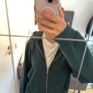 Grön zip hoodie - Grön zip up hoodie från weekday!
