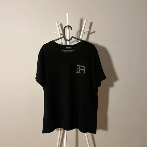Balmain t shirt - Balmain t shirt med balmain paris tryck på baksidan. Skick 7/10✨. Storlek M/L
