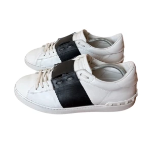 Valentino Garavani skor  - Valentino Garavani opens. Storlek 43/44. Skick 7/10. Pris 1990kr kommer med dustbag. Finns att köpa på våran hemsida, Fashionels.com