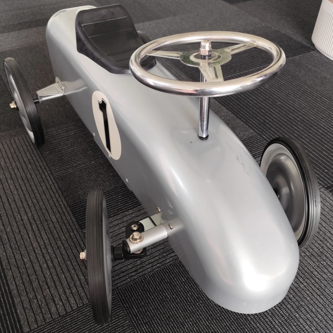 Klassisk pedalbil i metall