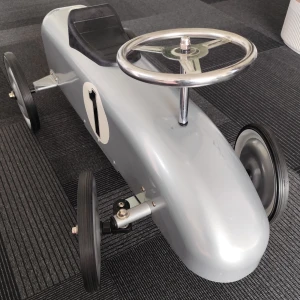 Klassisk pedalbil i metall - Retro pedalbil i silverfärgad metall med svart sits och ratt i krom. Nummer 1 på sidan, robust konstruktion och klassisk design. Passar barn, perfekt för lek eller som dekor. Mycket fint skick, inga synliga defekter eller slitage.