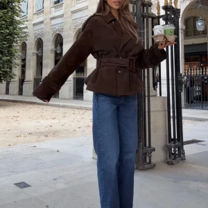 Jeanerica jeans Blå raka jeans Stl 27 /32 - Snygga blå jeans med raka ben och medelhög midja. Jeanerica jeans . Stl 27/32. Använda en ggn. Nypris 1700;-