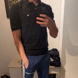 Burrberry pike  - Säljer en riktigt fet piké från burberry i storleken small. Skriv om du har några frågor eller funderingar!!!