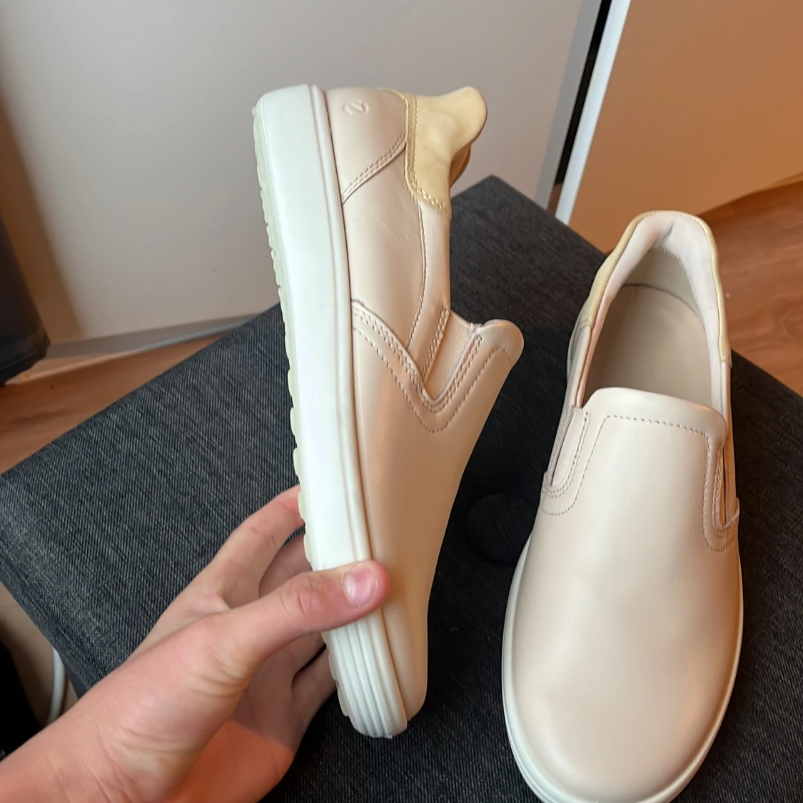 Rosa/krämvita slip-on sneakers från ECCO ny pris drygt 1200 - 2