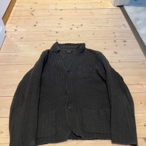 Svart cardigan från Massimo Dutti - Säljer en svart kofta från Massimo Dutti i 100% bomull. Koftan har grovstickad struktur, tre knappar framtill, två fickor nertill och en bröstficka. Perfekt för lager-på-lager och chill stil. Den är i mycket fint skick. Det är storlek S vilket passar runt 170. Nypris på denna ligger på 1600! Skriv vid andra funderingar!    MVH //Alve💯