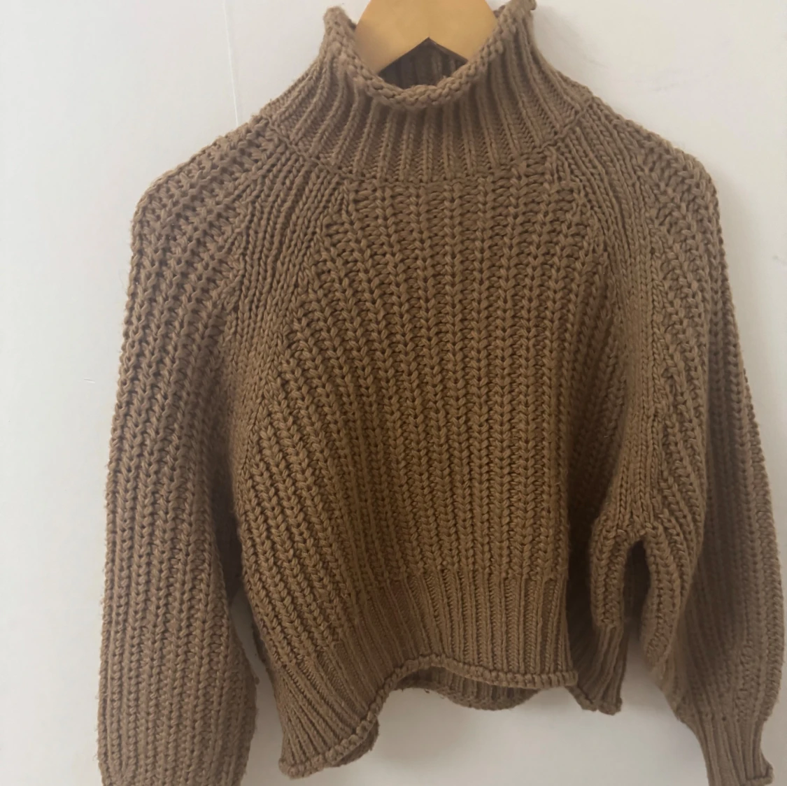 Brun stickad polotröja - 1