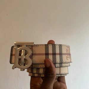 Burberry bälte  - Säljer ett fint burberry bälte som kommer i nyskick med plastpåse. Skärpet går också att ta av för att ändra sida på bältet. Priset går att diskuteras kom gärna fram med bud.
