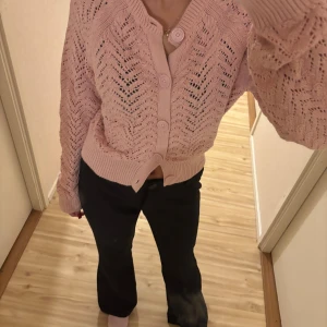 Svarta bootcut kostymbyxor - Säljer ett par svarta lågmidjade  kostymbyxor med bootcut-snitt. Byxorna har en klassisk passform med lätt utsvängda ben och diskreta bakfickor. Storlek 164, men passar som xs💕