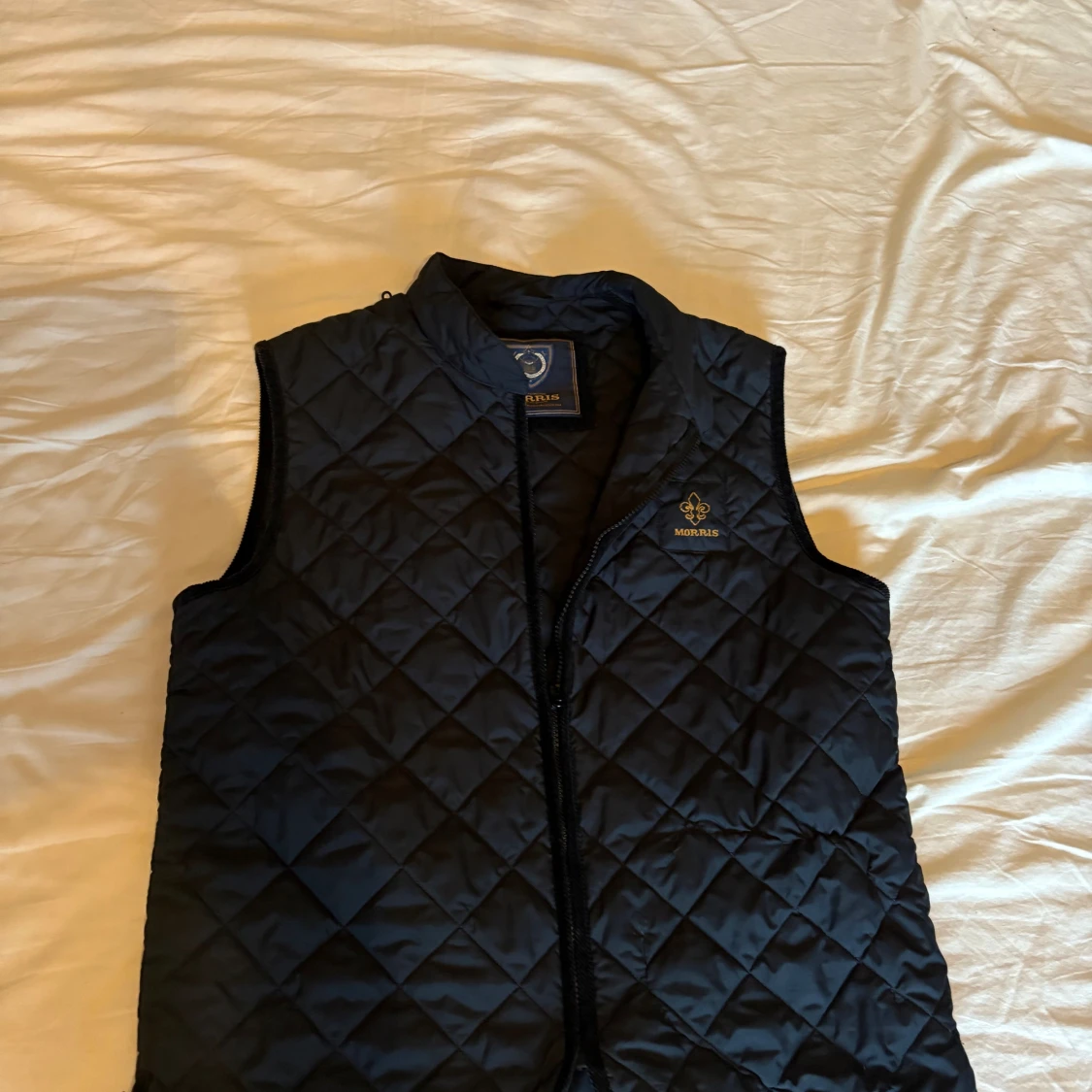Svart quiltad väst från Morris
