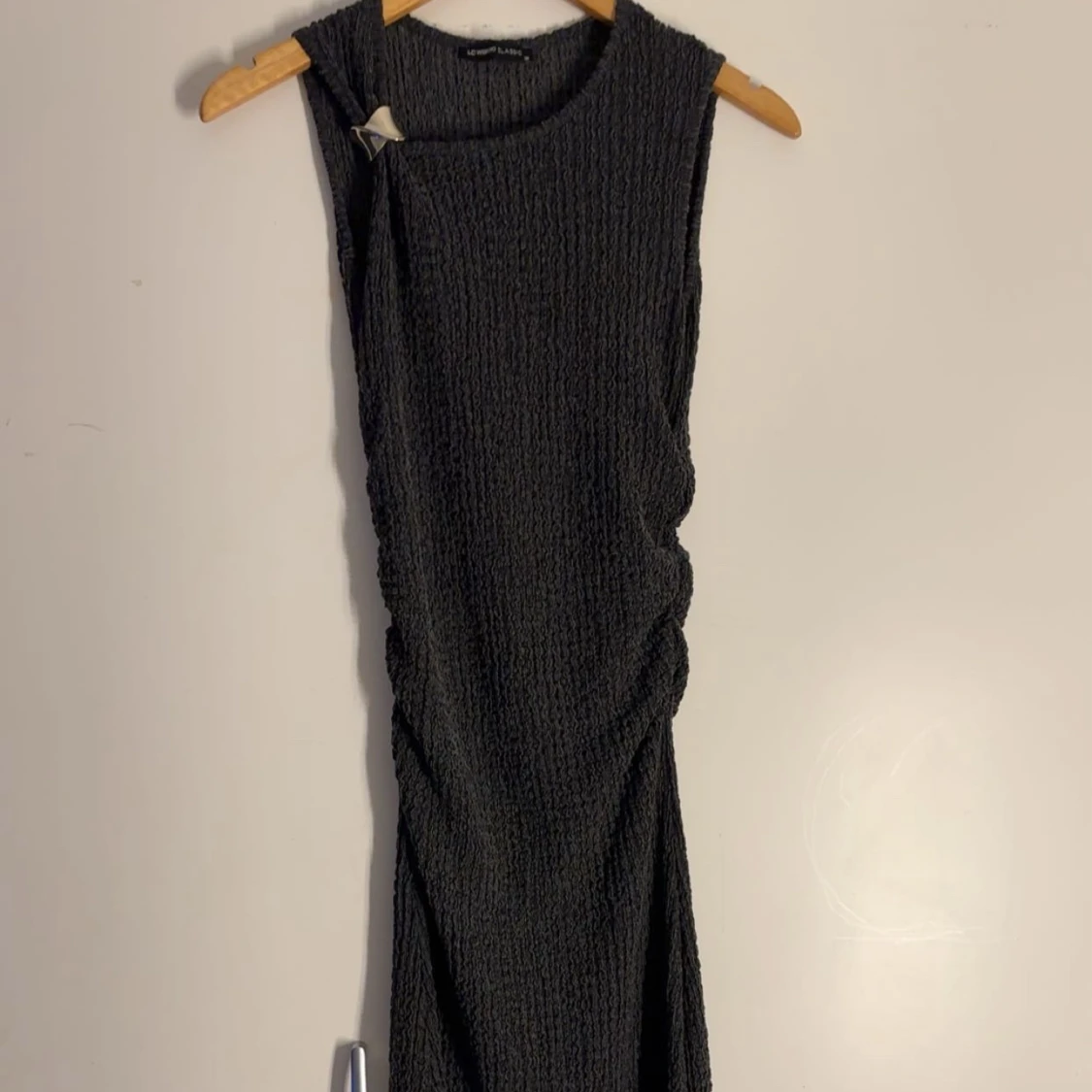 Svart ärmlös ribbad klänning
