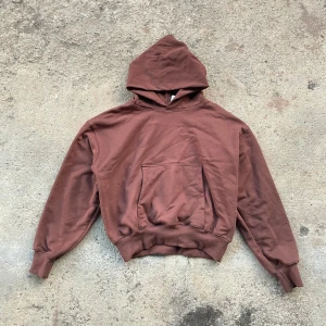 Brun hoodie från YZY med huva - Säljer en brun hoodie från YZY den är i helt nytt skick då den är skrynklig pågrund av att den legat i en låda med andra oanvända kläder! PRISER GÅR ATT DISKUTERA!🙌