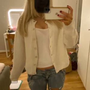 Vit stickad kofta med knappar - Så gullig kofta från Gina, bra skick