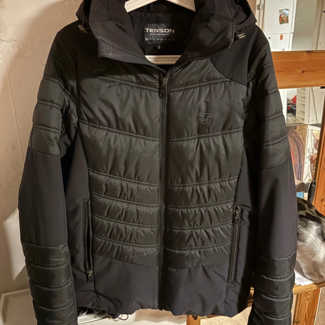 Svart pufferjacka från Tenson med huva