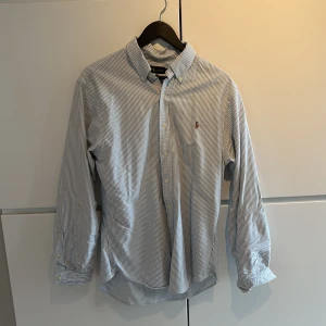 Randig skjorta från Ralph Lauren - Klassisk skjorta från Ralph Lauren i vitt och blått med smala ränder. 