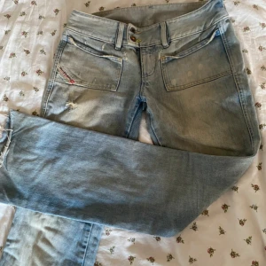 Ljusblå Diesel jeans med slitningar - Svin snygga låg midjade diesel jeans. Bootcut/straigt men snygga slitningar och en jätte fin urtvättad ljusblå färg. Avklippta då de var extremt långa. Står storlek 27 passar nog då xs/s måtten: innerbenslängd:78cm midjemått: 38cm rakt över och över lågen är det 42-46 cm runt om beroende på vart man kollar!❤️