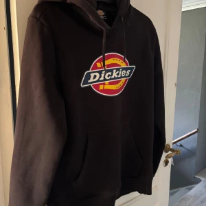 Dickies hoodie  - Svart Dickies hoodie.