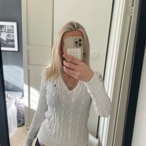 Vit stickad tröja Ralph Lauren - Vit kabelstickad tröja från Polo Ralph Lauren i mjuk pima bomull. Tröjan har v-ringning, lång ärm och klassisk broderad logga på bröstet. Köpt för 1,900kr, säljer för den inte kommer till användning längre🥰pris kan diskuteras 