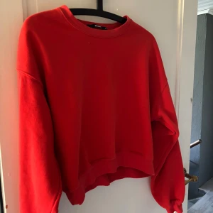 Sweatshirt  - Säljer en röd tröja från BikBok.