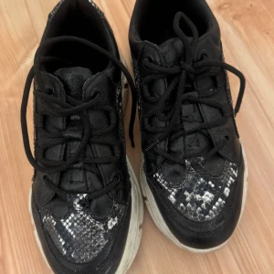 Svarta sneakers med orm tryck  - Använd, i bra skick. Storlek 37