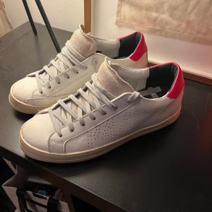 P448 sneakers - Ett annat par riktigt snygga p448 skor i jättebra skick, inga slitningar bara ytterst smutsiga vilket en liten tvärt löser enkelt. Storlek 42 men sitter ganska stort Ny pris - 2500kr Vid funderingar är det bara att höra av sig😊
