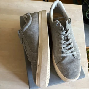 Gråa Vagabond Paul 2.0 sneakers - Snygga gråa sneakers från Vagabond, modell Paul 2.0, i storlek 44. Skorna har ovandel i mocka, vita platta sulor och klassisk snörning! 🙌🏼🙌🏼