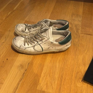 Philippe model skor - Tjena! Jag säljer nu mina Philippe model skor i storlek 43 pga att jag växt ur dem | Skorna är äkta och allting medföljer förutom kvitto | Skorna köptes i vintras från en italiensk hemsida för 3500 kr | Skorna är slitna och varit med om en del | de är fortfarande användbara | Det är hål på undersidan men inget som påverkar när man använder dom | Jag kan tvätta skorna före frakt | priset är 299 kr | hör av er vid eventuella frågor!