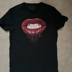 Limitato T-shirt - Tjena! Säljer denna unika Limitato T-shirten i storlek s. Under trycket har trådarna börjat släppa klistret, se bild 3. Hör av er vid frågor🤩